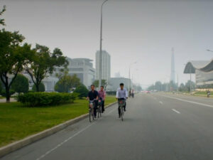 Die Boulevards der Hauptstadt in Nordkorea. Still aus der Kinodoku "Meine Brüder und Schwestern in Nordkorea". Rechte: HR/Kundschafter Filmproduktion