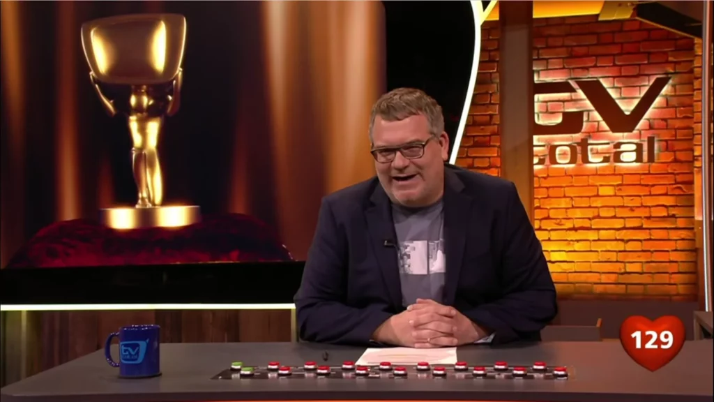 Elton am Pult von TV total, als Vertretungsmoderator der Show am 19. Januar 2022