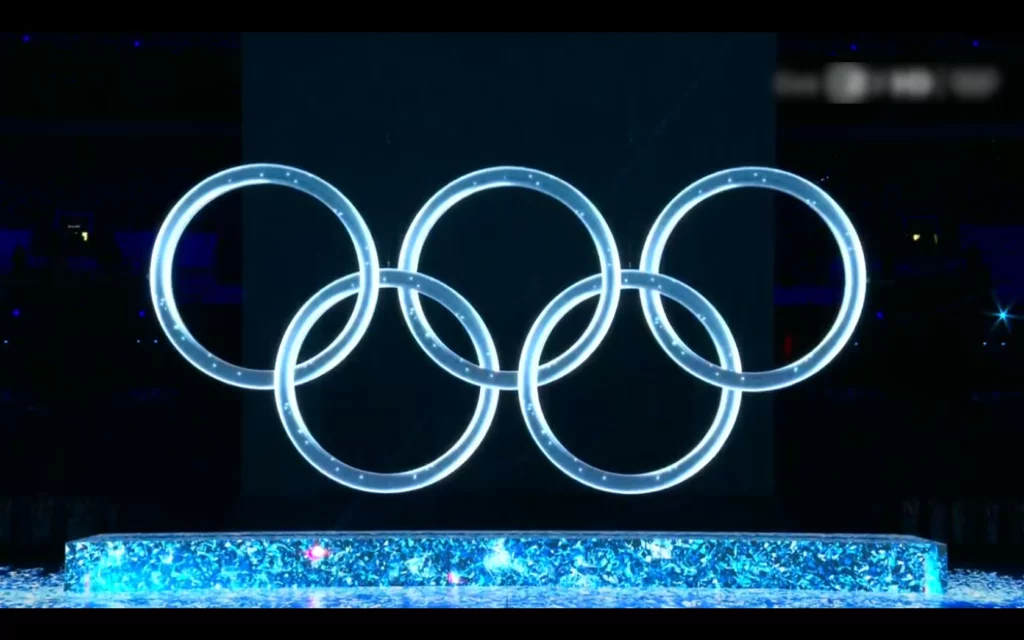 Die Ringe bei der Eröffnungsfeier der Olympischen Winterspiele in Peking (Beijing) 2022