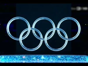 Die Ringe bei der Eröffnungsfeier der Olympischen Winterspiele in Peking (Beijing) 2022